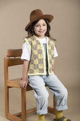 Shooting photo Azala. Veste jaune patchwork matelassée fille.