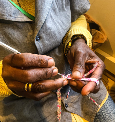 Crocheteuse de chutes de tissus pour fabriquer des boutons upcyclés en crochets