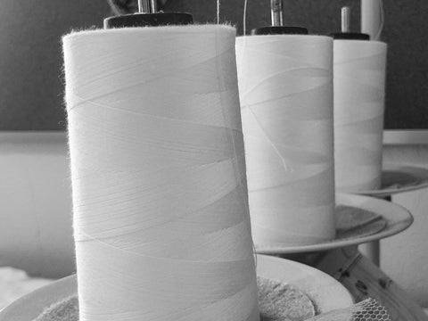 Rouleaux de fils. Photo en noir et blanc.