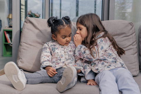 Deux petites filles. A gauche, une fille de 2 ans portant une veste Azala upcyclée. À droite, une fille de 7 ans portant une veste Azala upcyclée.