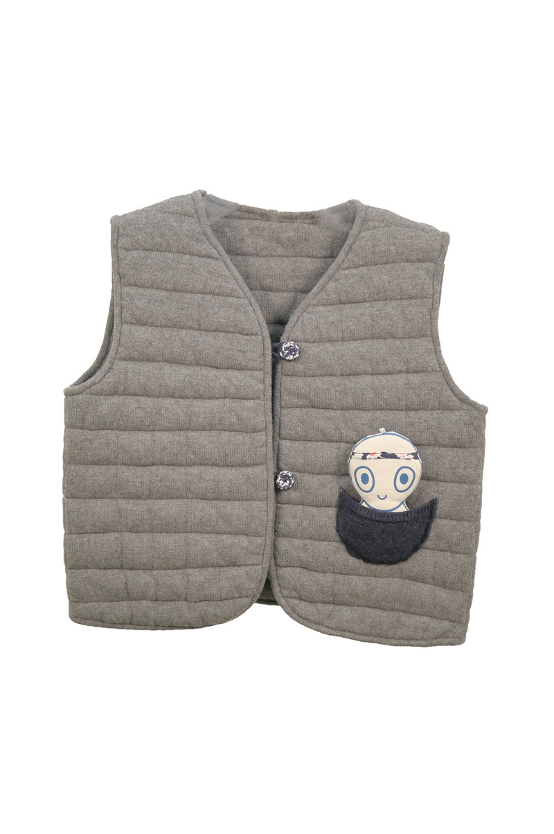 Gilet enfant upcyclé à partir de fils de laine obsolètes.